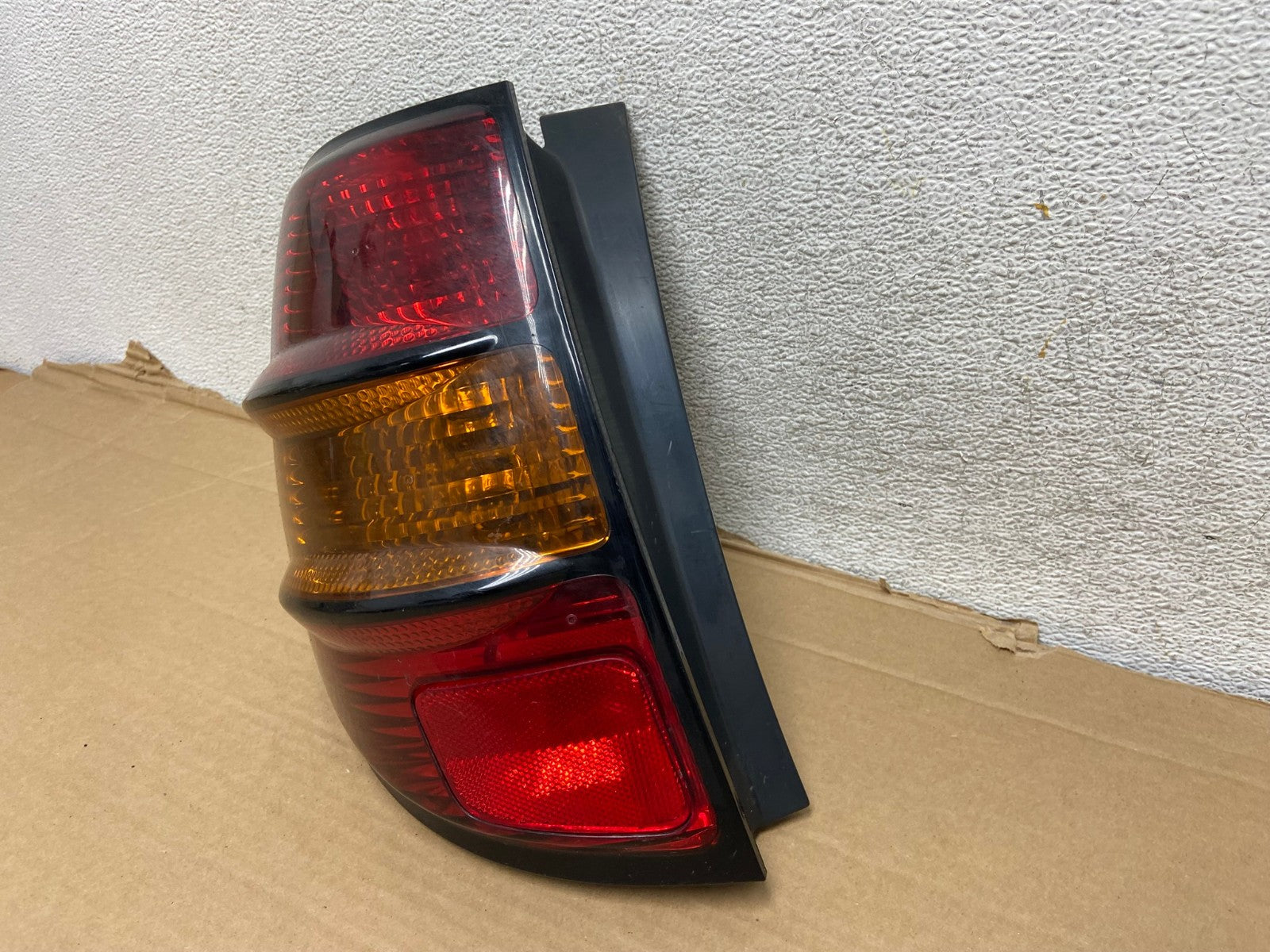 2003 - 2008 Pontiac Vibe Left Driver LH Side Tail Light AG9137 LK2