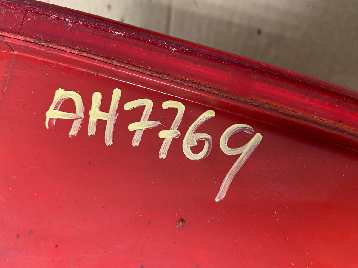 2004 to 2005 Volkswagen Jetta Right Passenger RH Side Tail Light AH7769 LK6