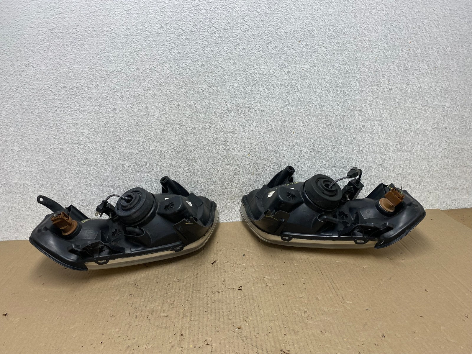 2001 2002 2003 2004 Mazda Tribute Left+Right Side Set Headlights AE9806 DW11