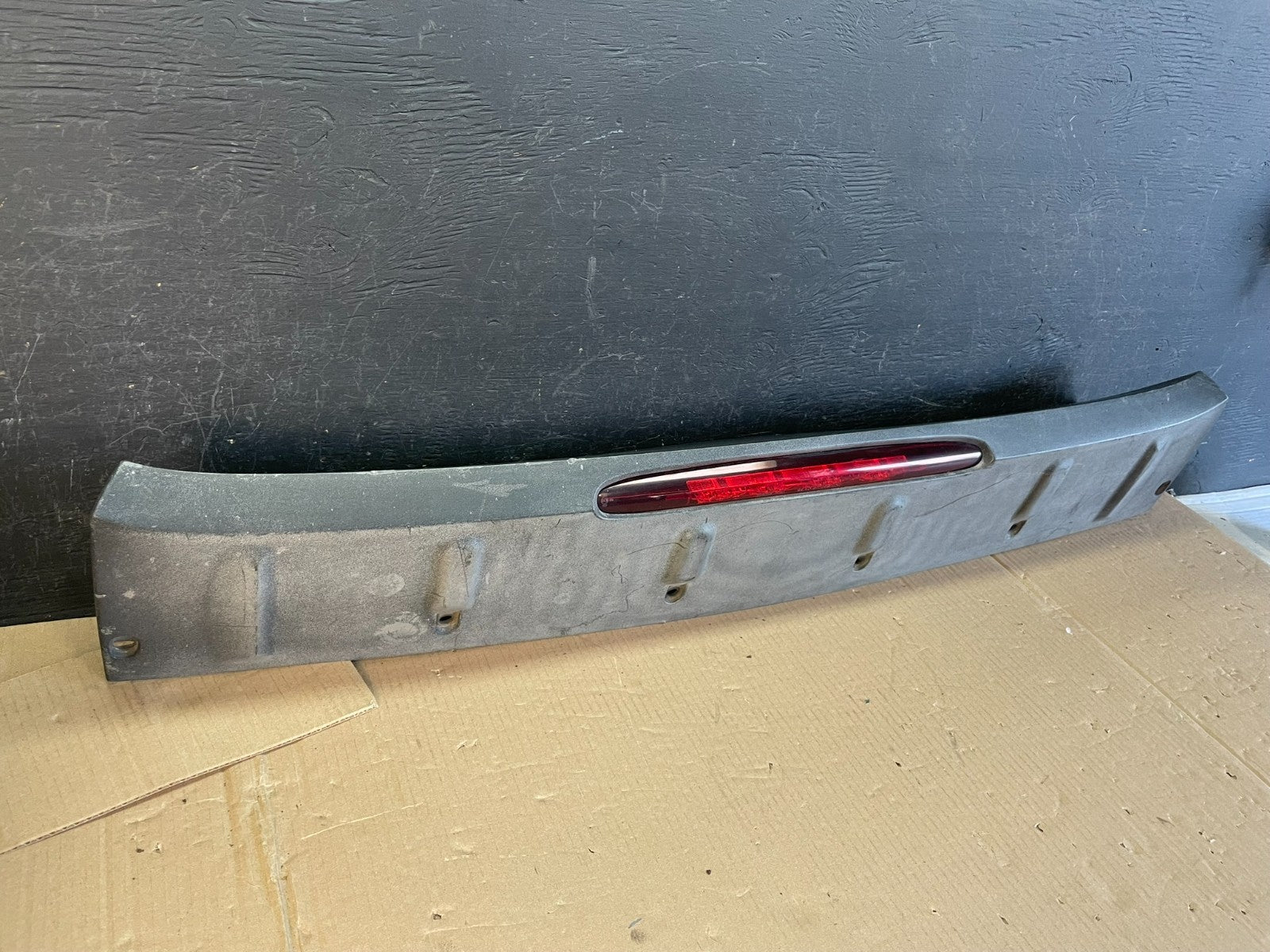 2002 to 2006 Chevrolet Avalanche 1500 Cente Spoilerr 3rd Brake Light AE3623 DG1