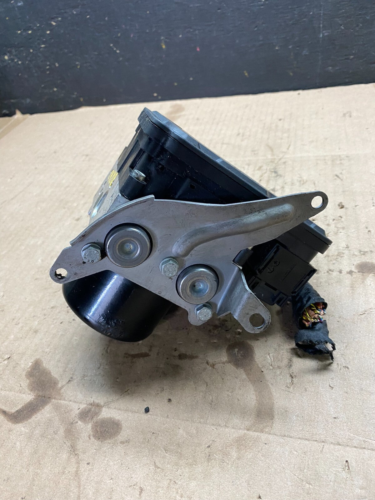2006 to 2011 BMW 328i 330i ABS Anti-Lock Brake Pump 6771824 C42181