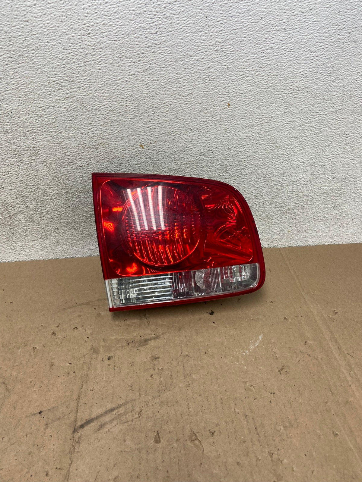 2004-2007 Volkswagen Touareg Lh Driver Left Side Inner Tail Light AG4859 LK0