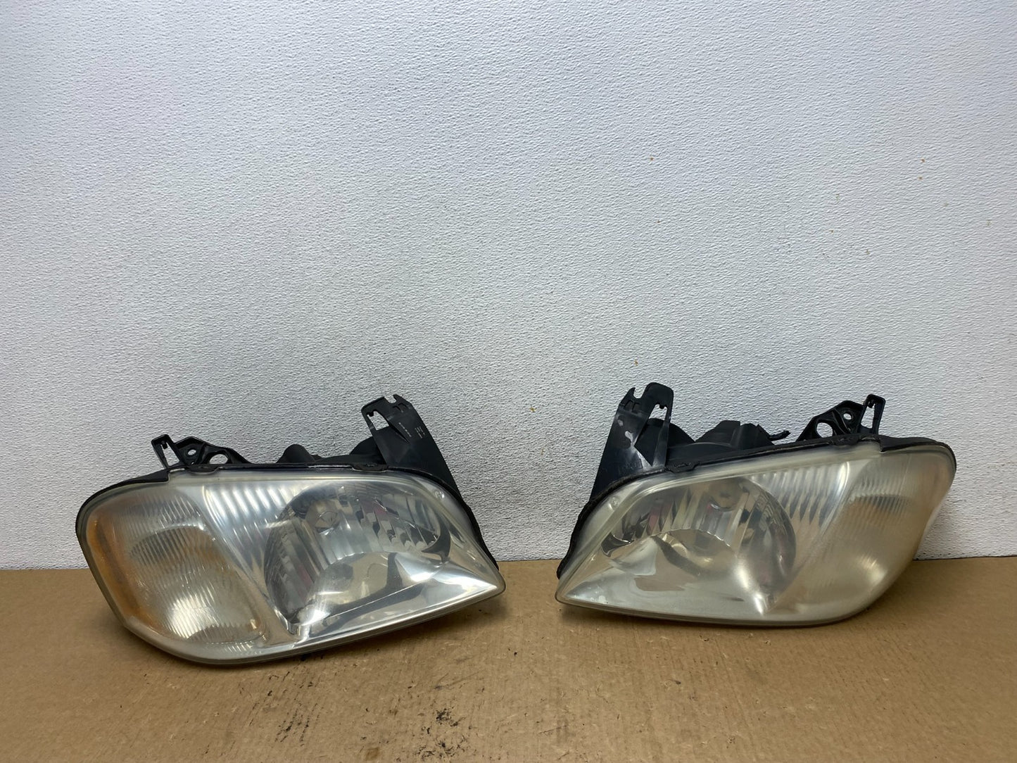 2001 2002 2003 2004 Mazda Tribute Left+Right Side Set Headlights AG2406 DW0