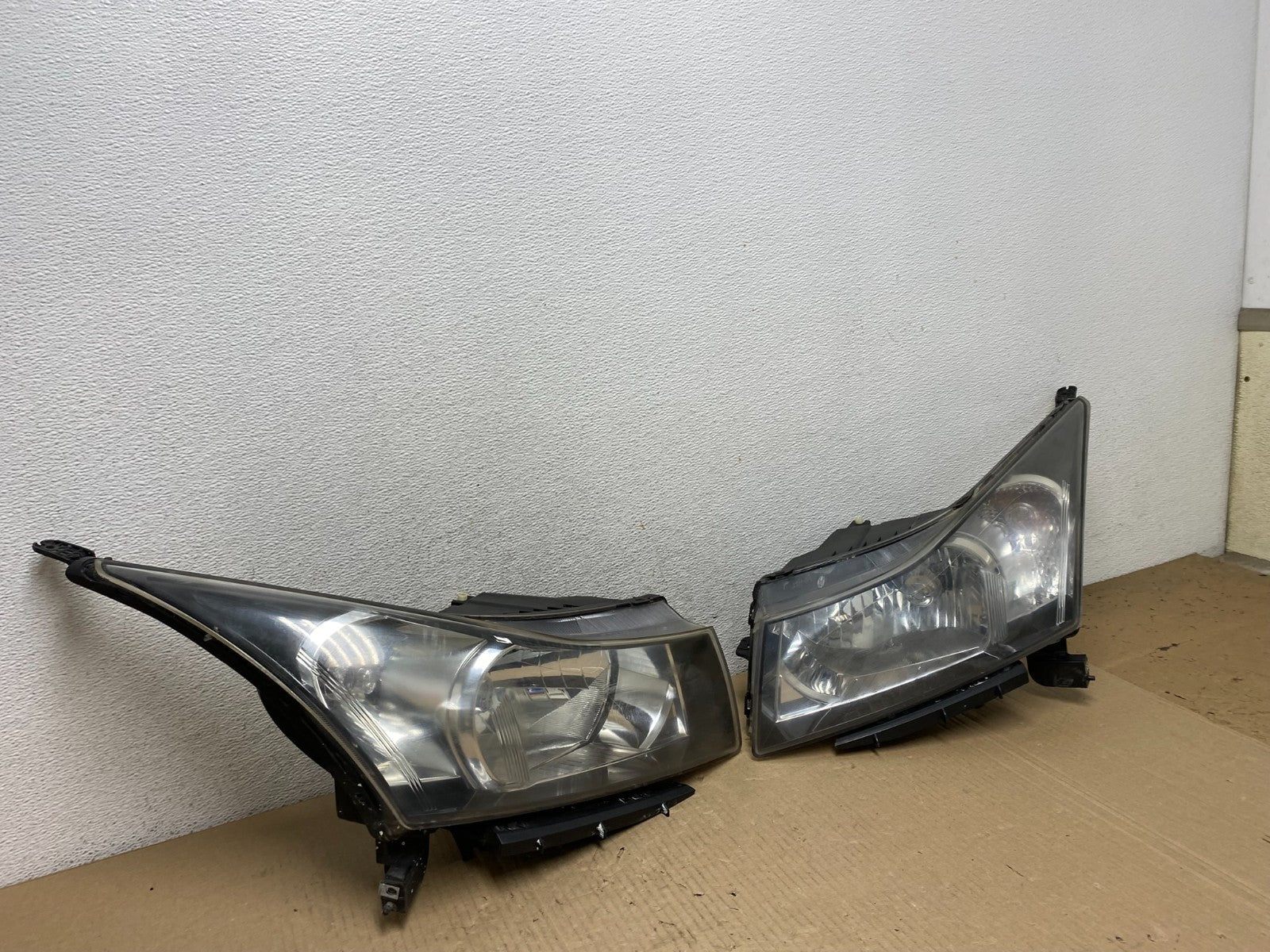 2011 to 2015 Chevrolet Cruze Halogen Left+Right Set Headlights AF5861 DW2