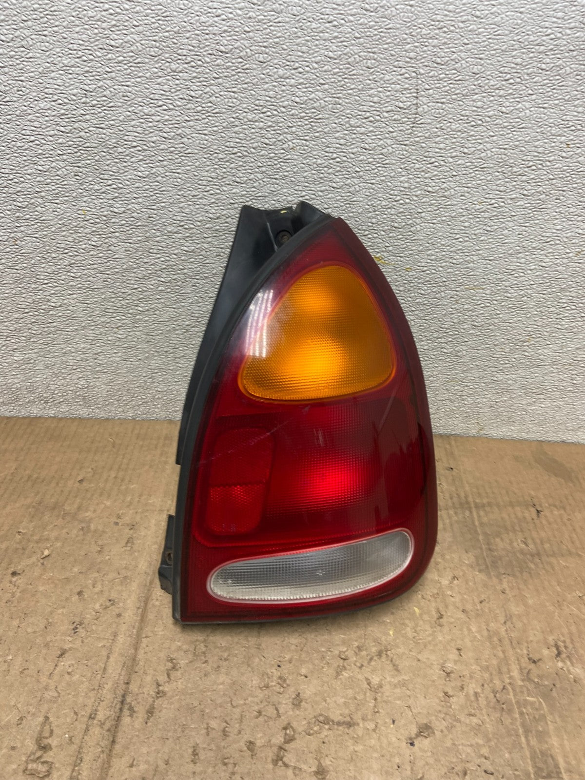 1996 to 2000 Hyundai Elantra Wagon Right Passenger Side Tail Light AA7174 DG0