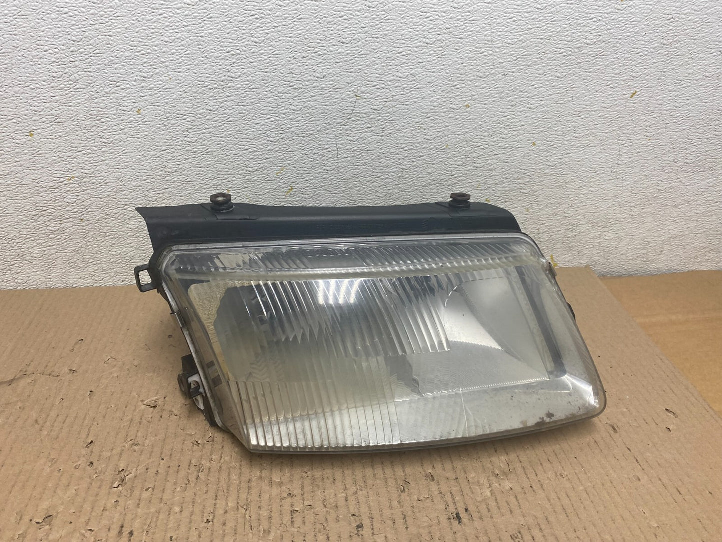 1998 to 2001 Volkswagen Passat Right Side Headlight OEM M9318 DW0