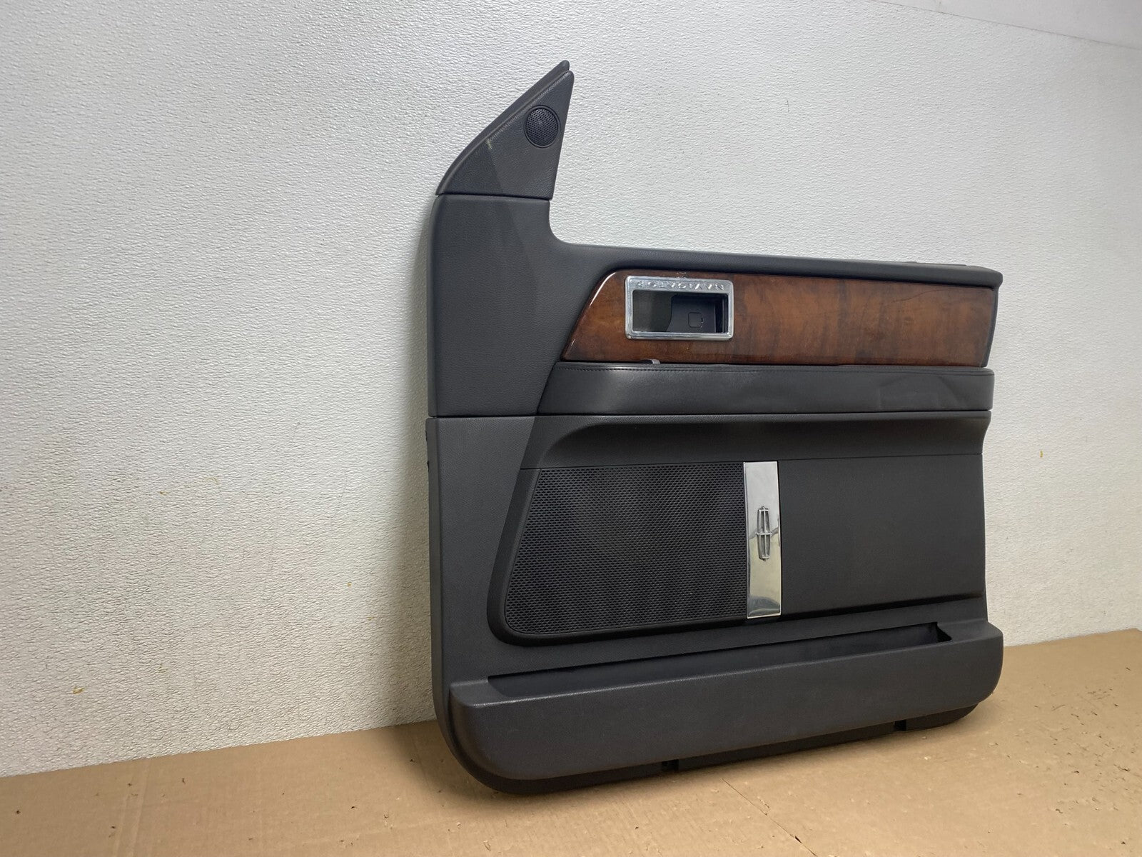 2007-2014 Lincoln Navigator Right Passenger Front Door Panel OEM J1482 DG12