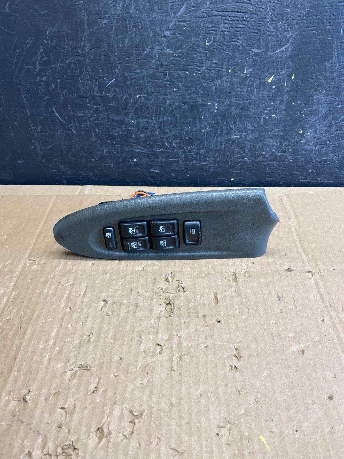 2002-2005 Chevrolet Trailblazer Left Driver Window Control Switch AD2337 DG1
