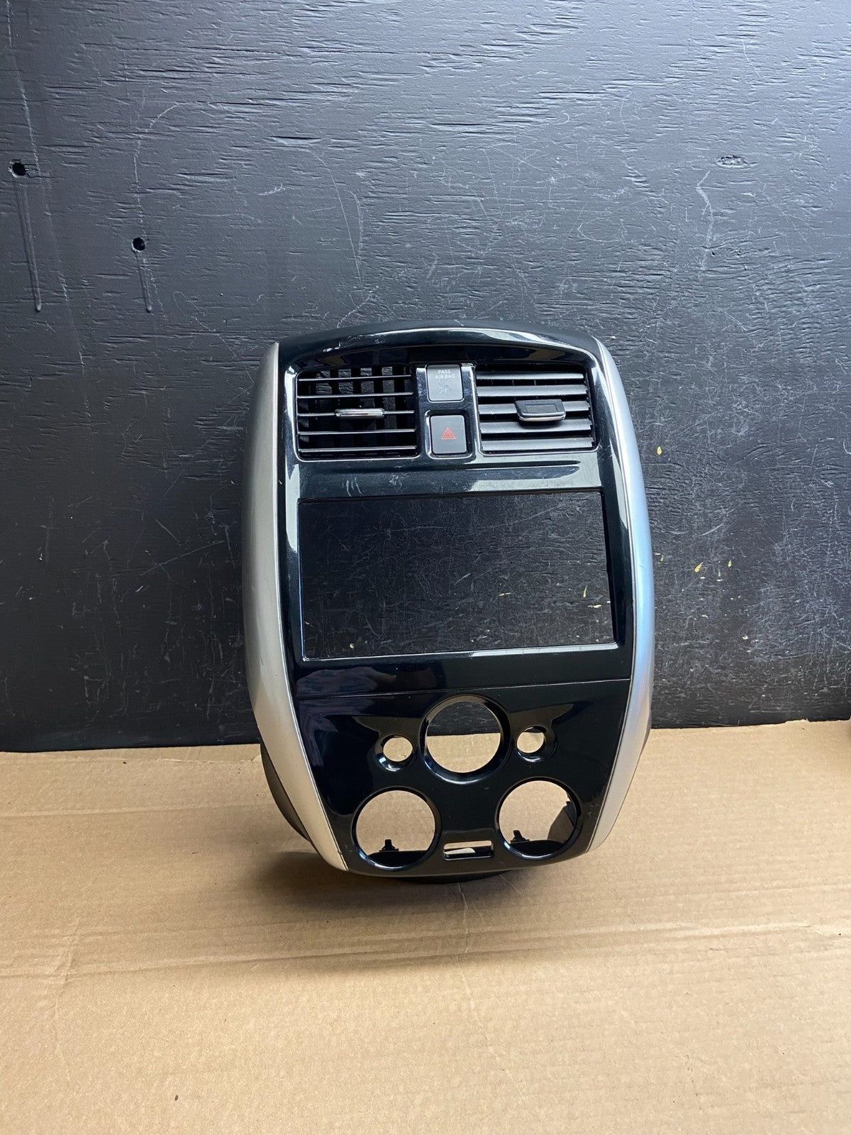 2015-2019 Nissan Versa Center Dash Radio Climate Bezel Air Vent af2404 DG0