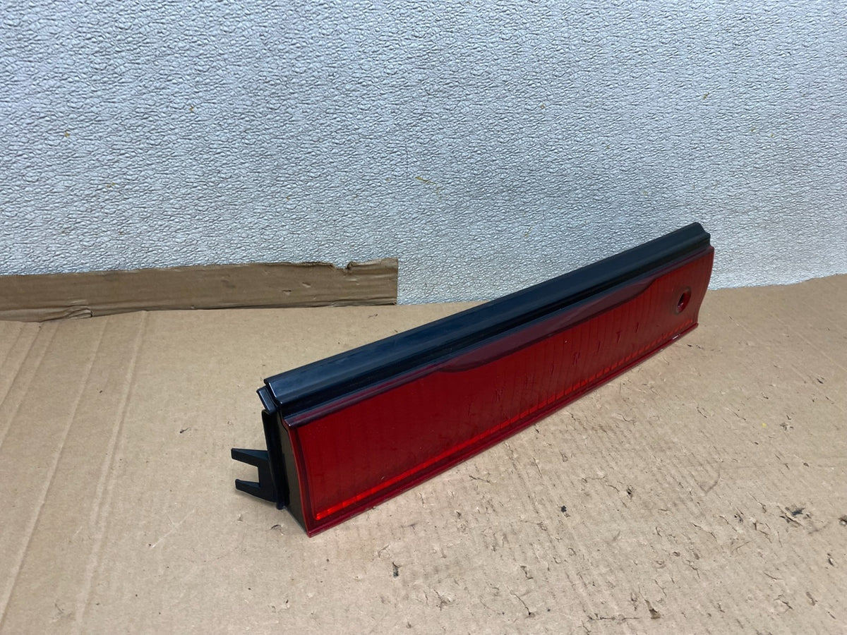 1993 to 1997 Infiniti J30 Rear Center Tail Light Finish Panel U8372 PS2