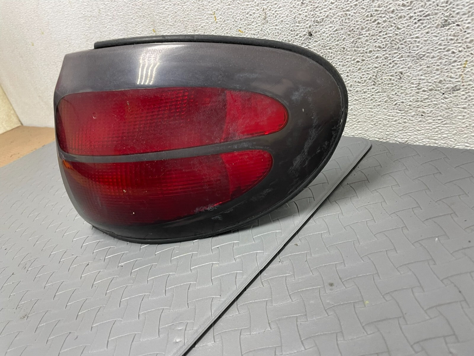 1998 - 1999 Ford Taurus Wagon Right Passenger RH Side Tail Light A3952 DG1 Oem1