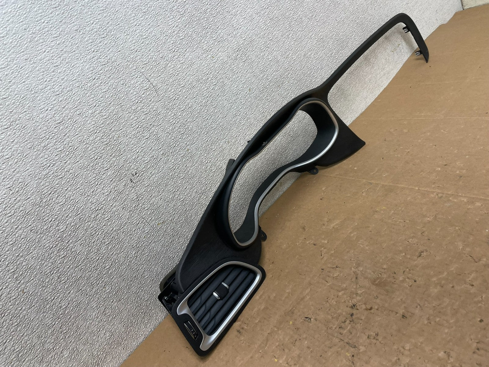 2015-2017 Chrysler 200 Speedometer Cluster Dash Bezel Trim W/ Vent OEM v5085 DG1