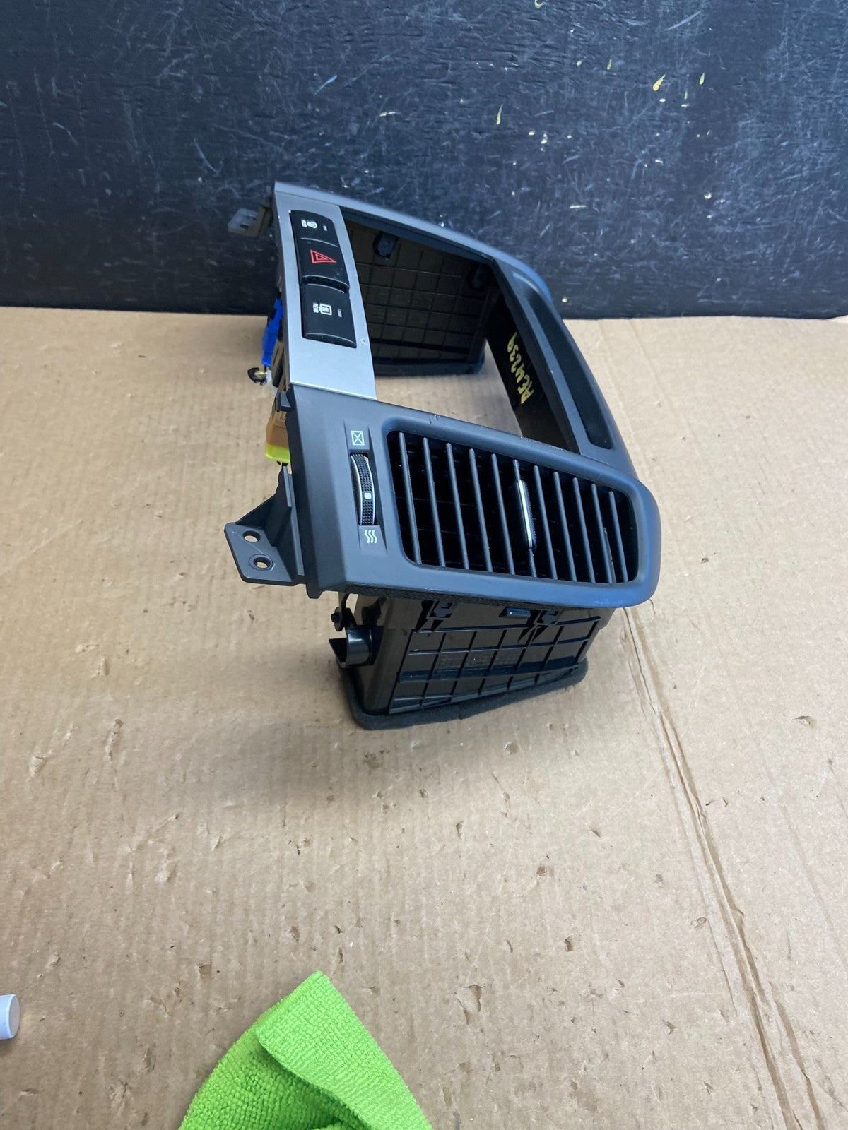 2007 to 2009 Hyundai Santa Fe Center Dashboard Radio Bezel Trim AE4239 DG2