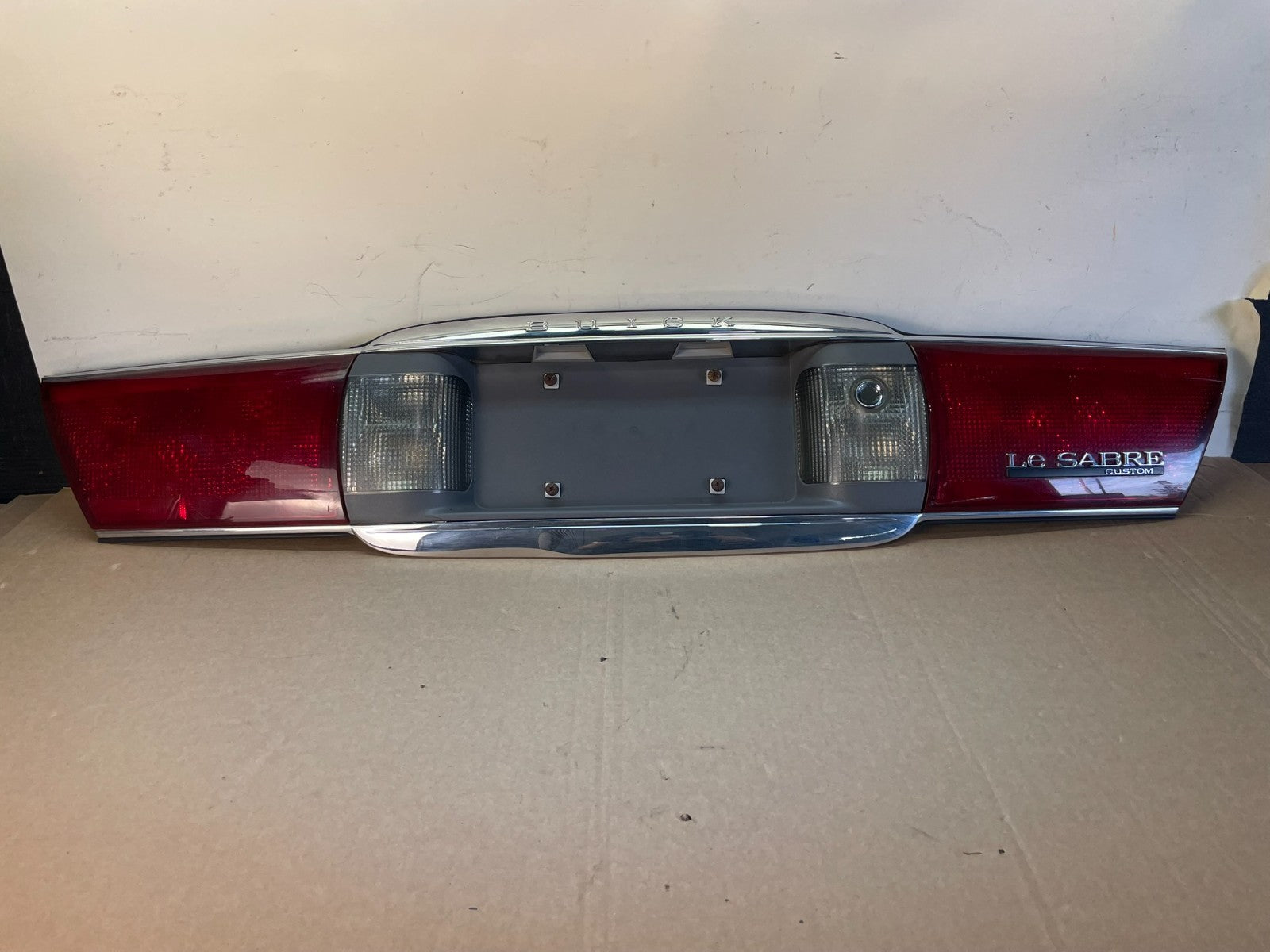 2000 to 2005 Buick Lesabre Trunk Rear Center Tail Light Panel AG7602 DG0