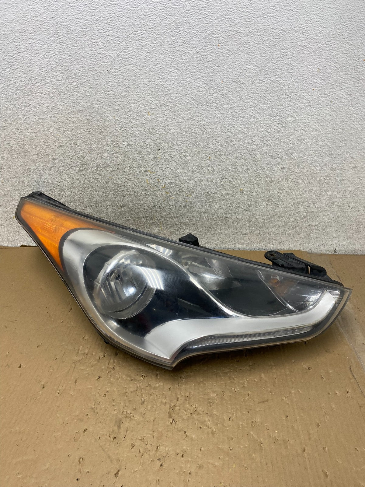 2012 - 2017 Hyundai Veloster Right Passenger RH Halogen Headlight AH2827 DW0