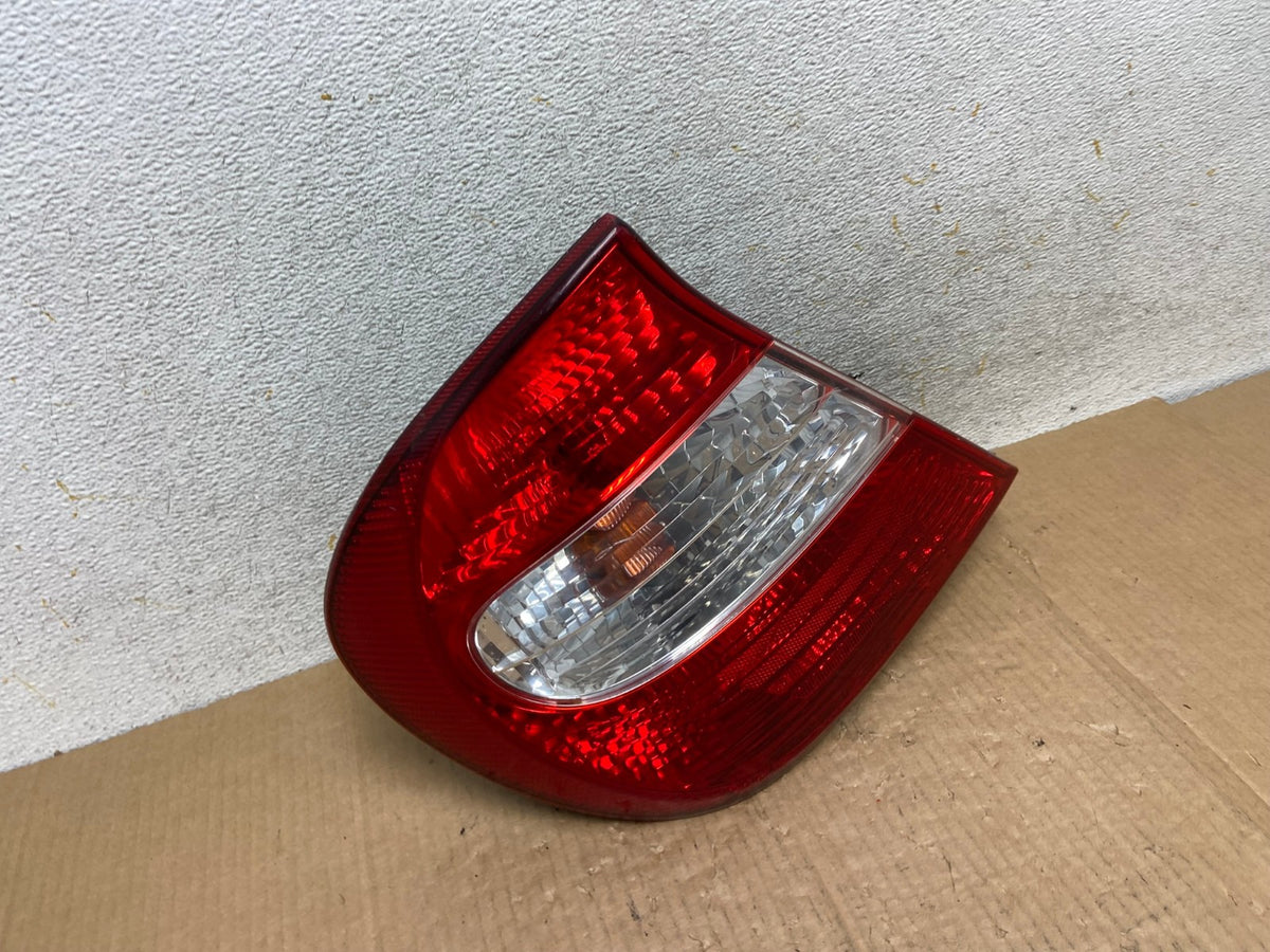 2002 2003 2004 Toyota Camry Left Driver LH Side Tail Light AI6534 LK2