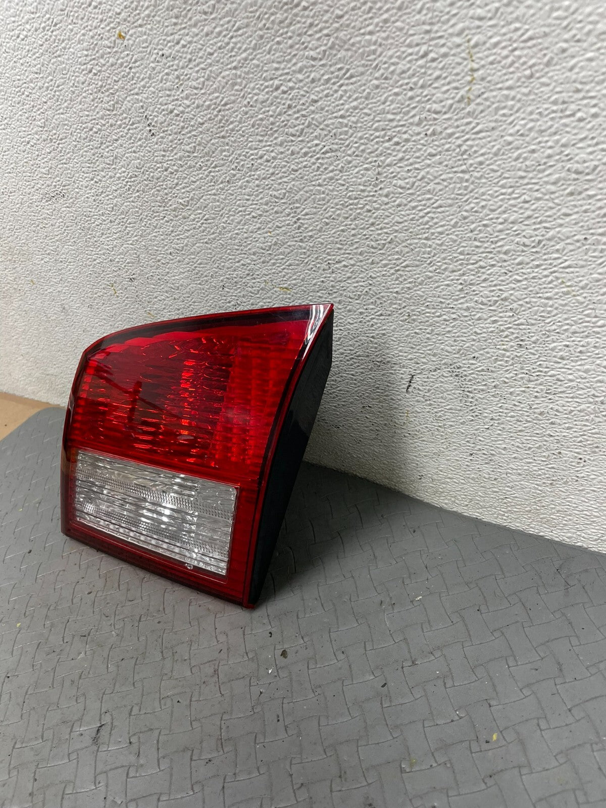 2002-2004 Infiniti i35 Inner Light Right Passenger RH Tail Light OEM A9137 DG12