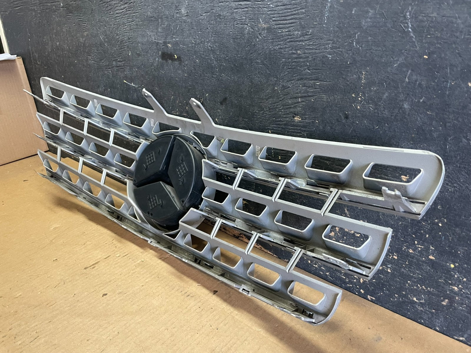2009 to 2011 Mercedes ML-Class W164 Front Bumper Grille Grill AA2259 DG6