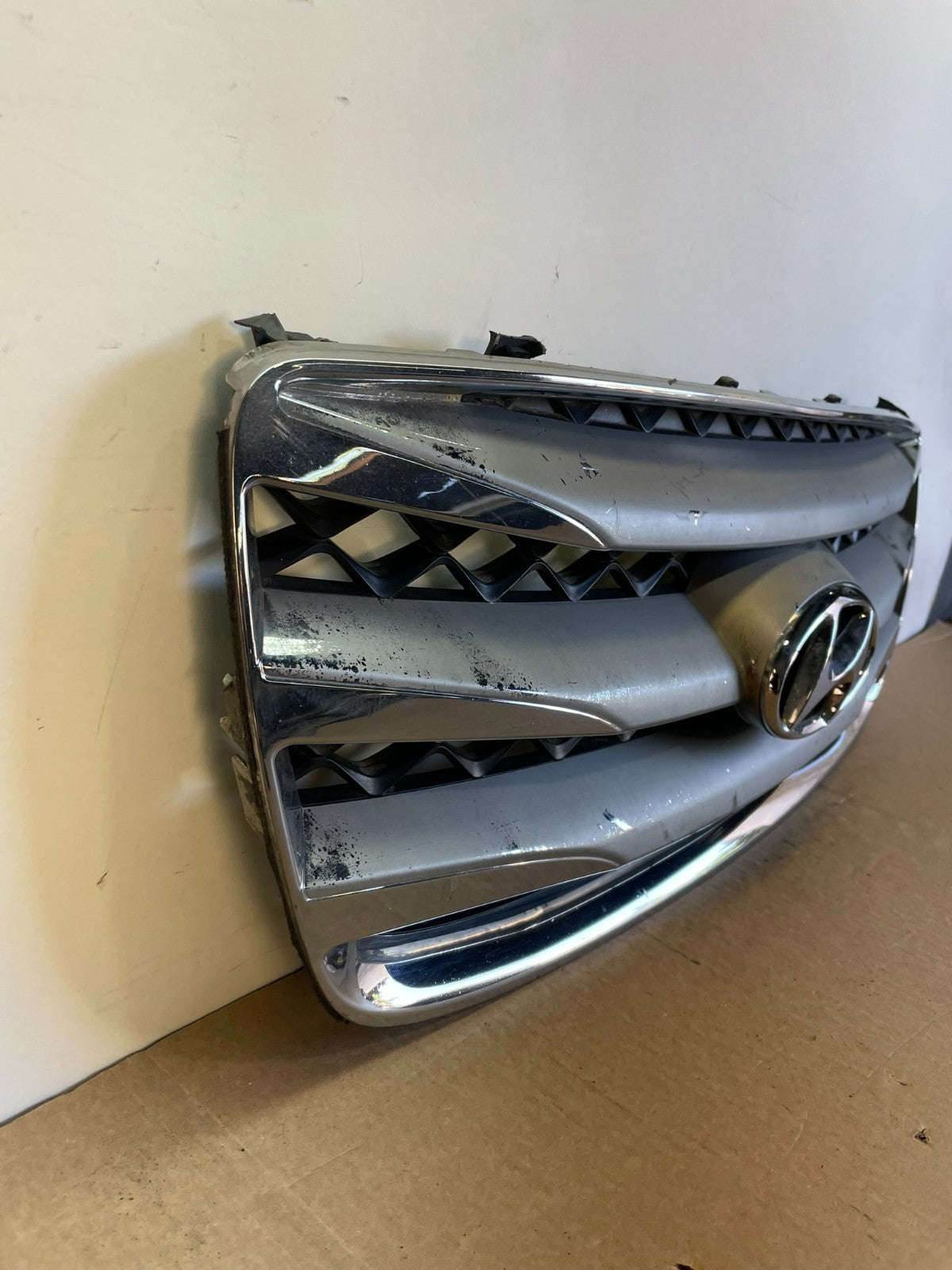 2010 to 2012 Hyundai Santa Fe Front Upper Grill Grille AH03582