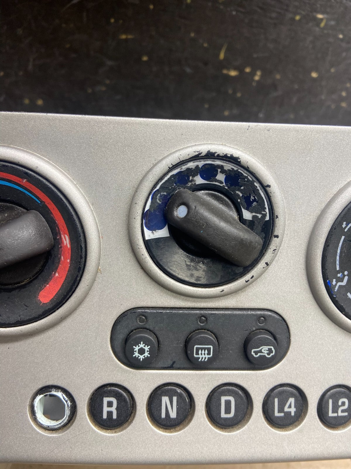 2005 to 2006 Chevrolet Equinox Radio Face Climate Control Panel Bezel AH5340 DG4