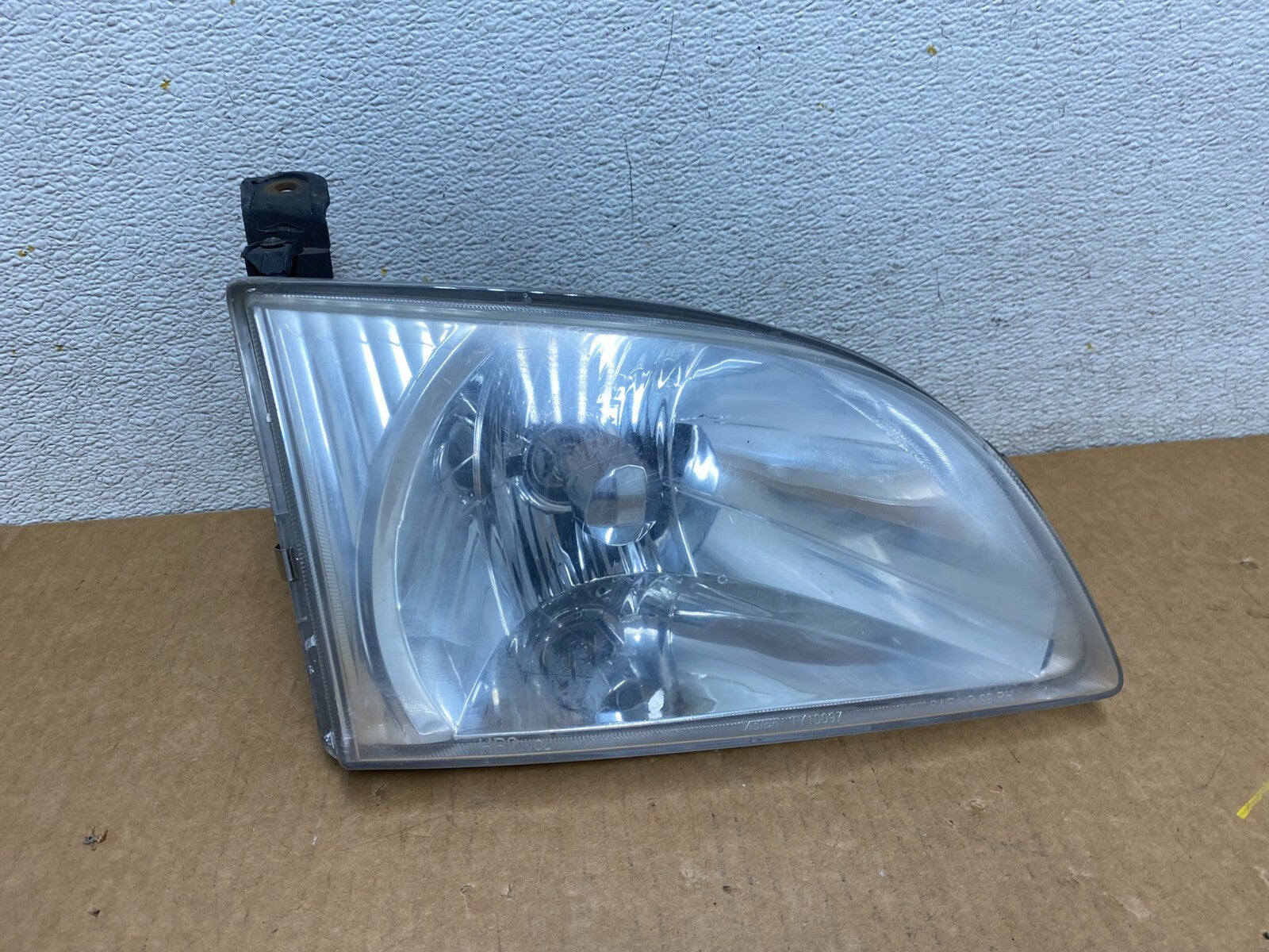 2001 2002 2003 Toyota Sienna Right Passenger Rh Side Headlight Halogen I06060