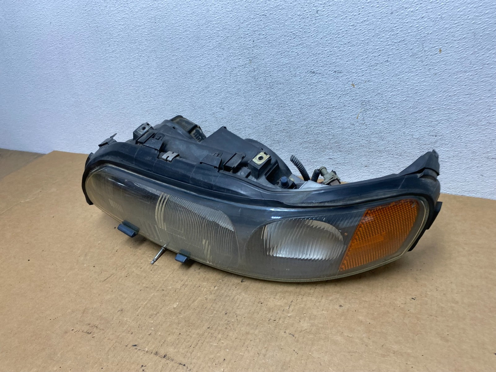 2001 2002 2003 2004 Volvo V70 XC70 Left Driver Side Headlight AD4708 DW1