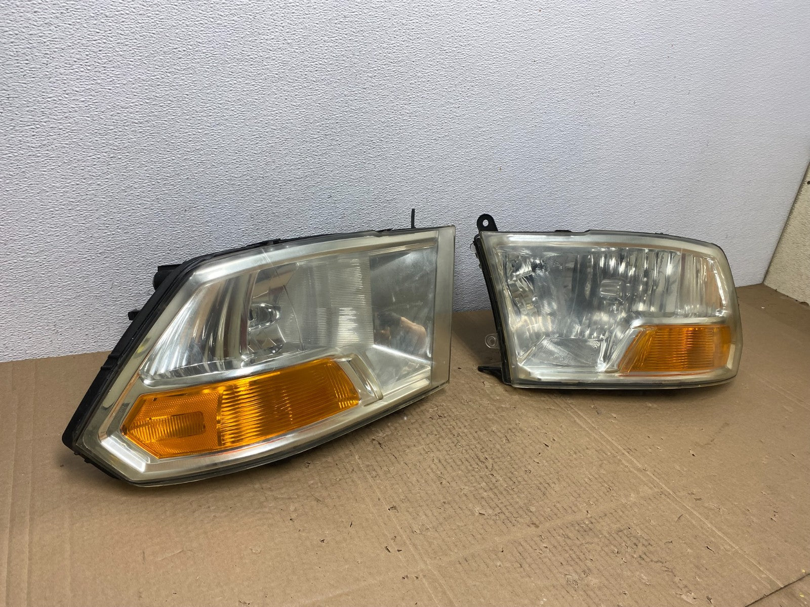 2009 to 2012 Ram 1500 2500 Left+Right Halogen Headlights AC3869 DW2
