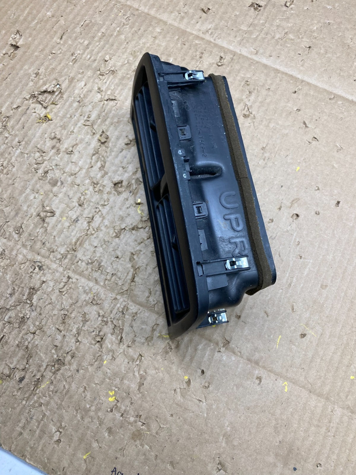 1997 to 2001 Lexus ES330 ES300 Front Center Side Air Vent V1713 DG3