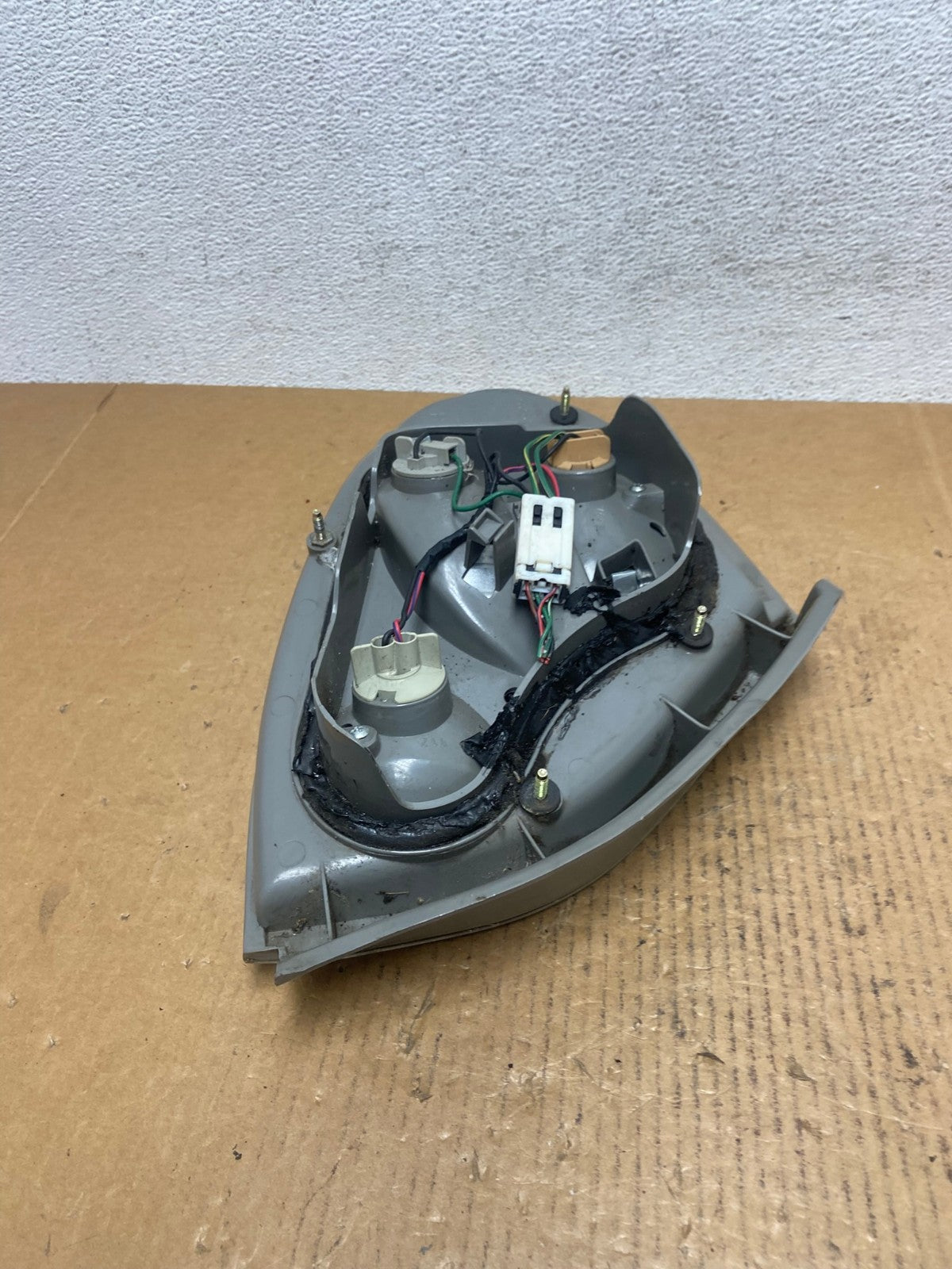2002 2003 Nissan Maxima Right Passenger RH Side Tail Light AE0437 LK8