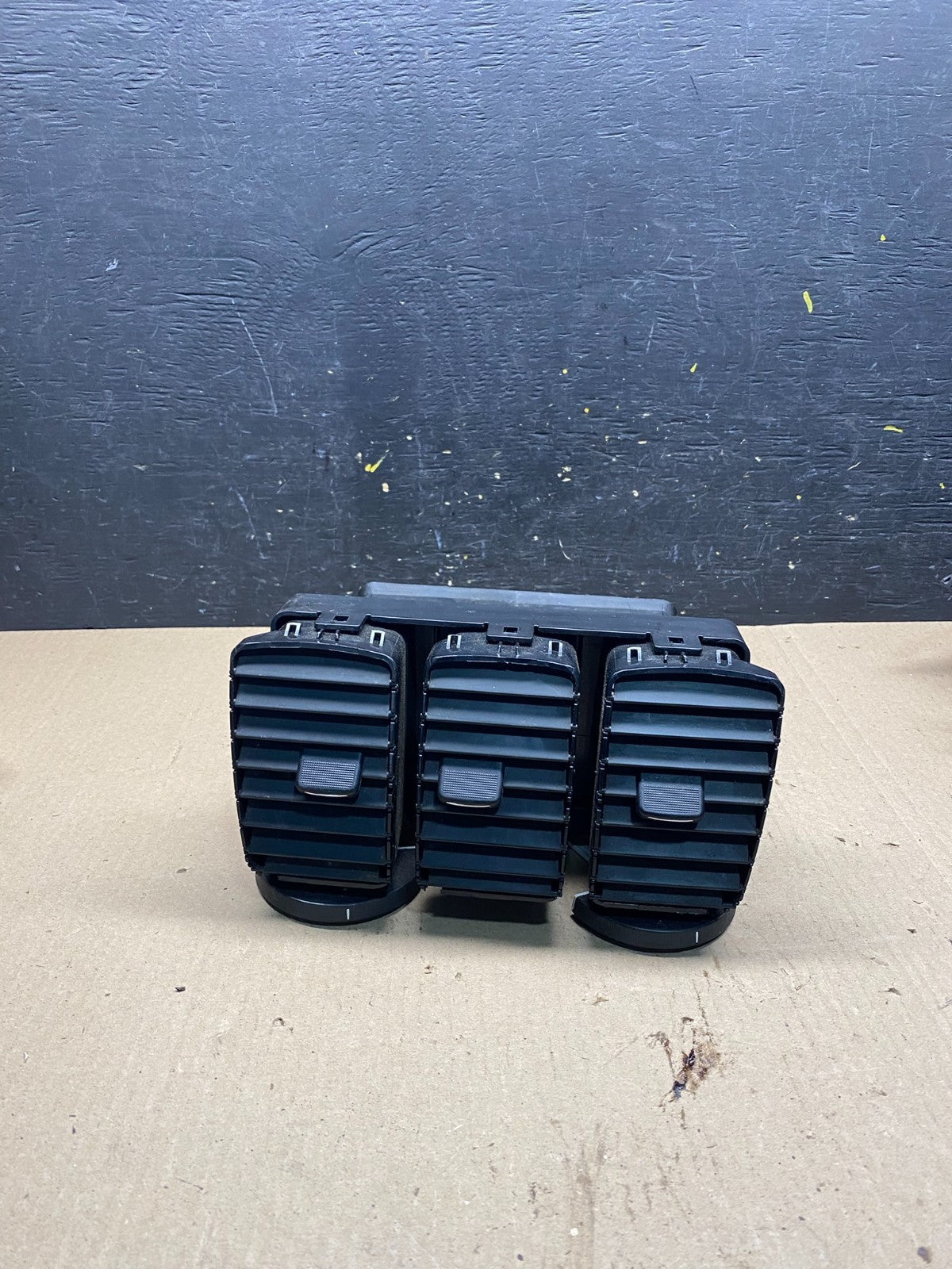 2007 - 2012 GMC Acadia Center Console Air Vent Grille OEM Q6952 DG0