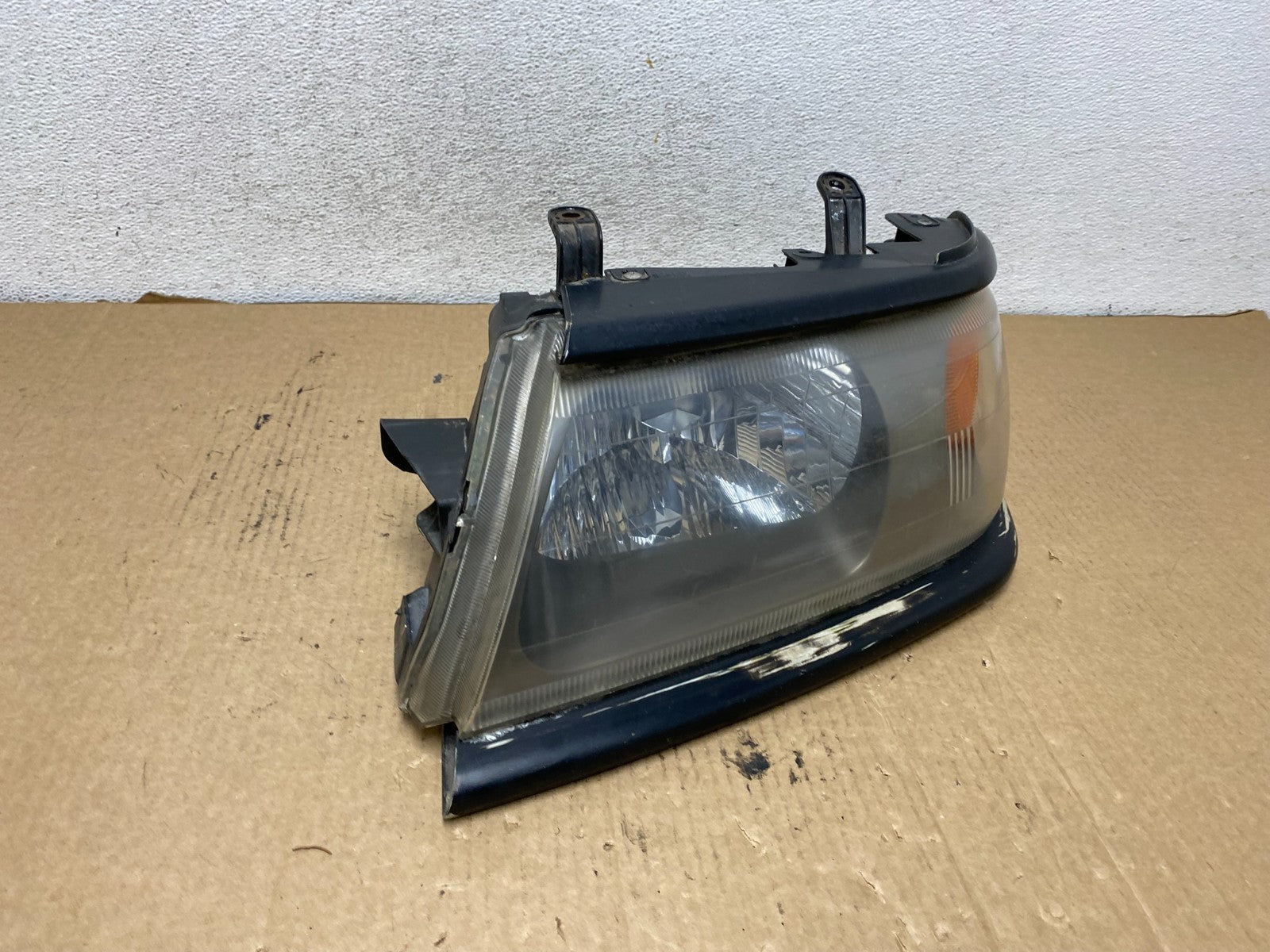 2000 - 2006 Mitsubishi Montero Left Driver Lh Side Headlight Halogen AG2083 DW2
