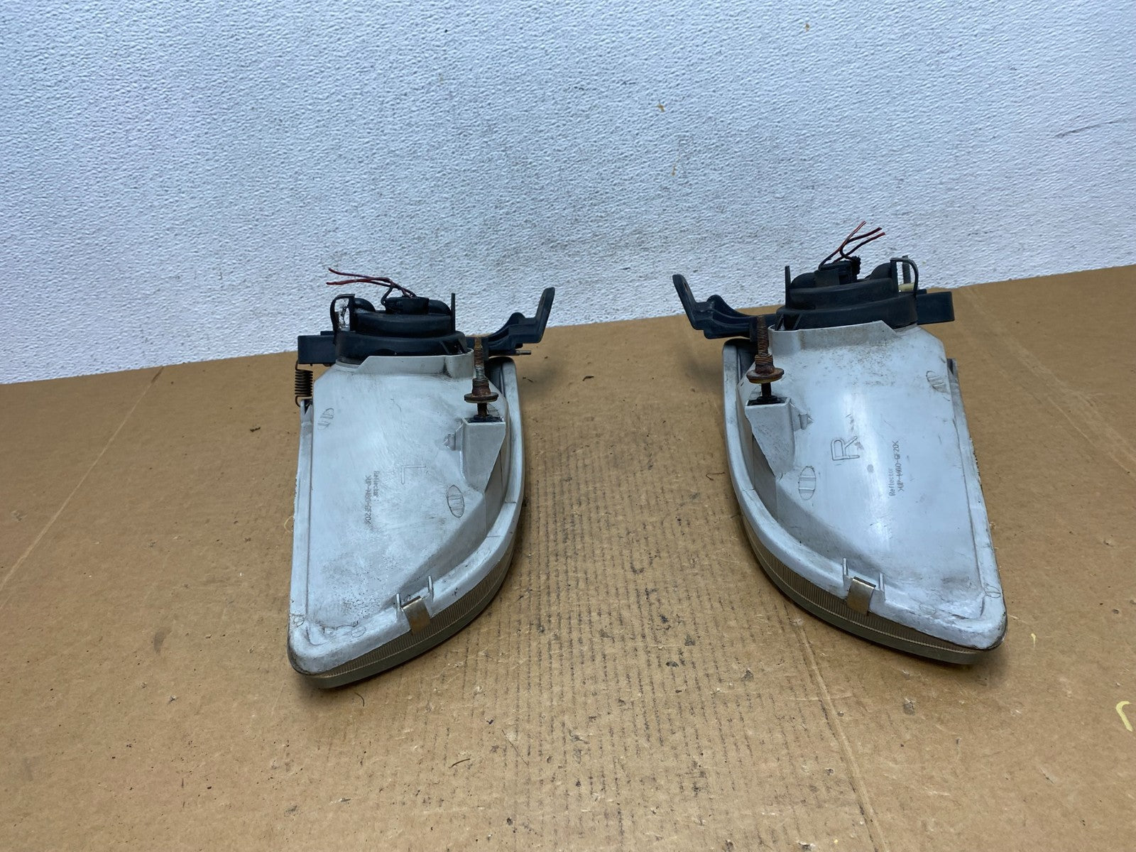 1998 to 2000 Toyota Sienna Left+Right Side Headlights AE0590 DW7