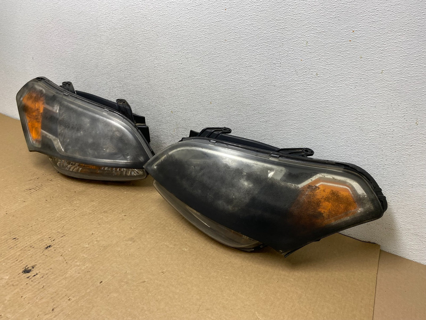 2010 - 2011 Kia Soul Left+Right Headlights Halogen AG2081 DW1