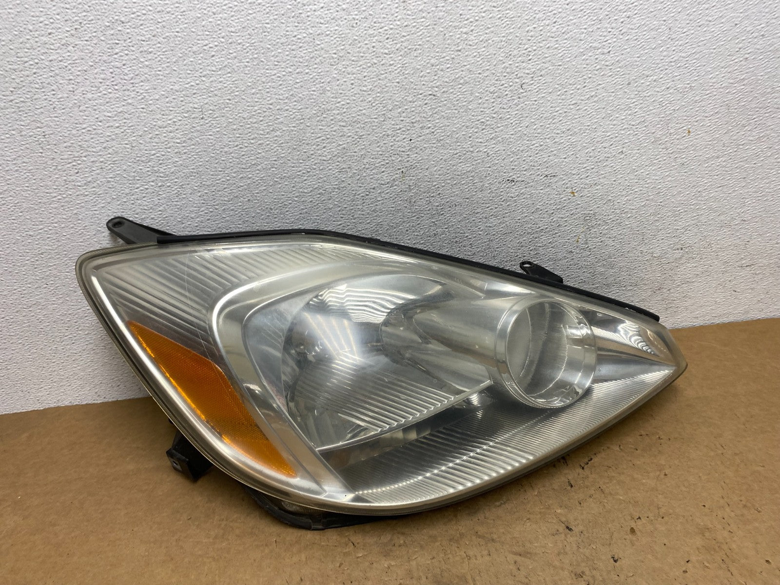 2004-2005 Toyota Sienna Right Passenger Halogen Headlight AD5249 DW0