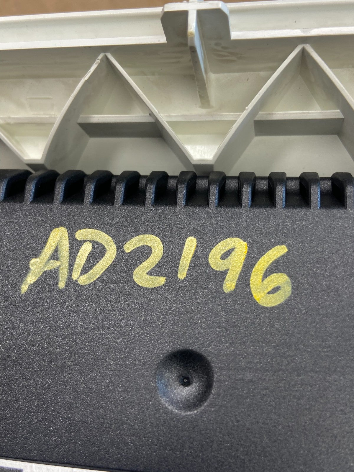 2010-2011 Chevrolet Equinox Radio Face Climate Control Panel Bezel AD2196 DG6