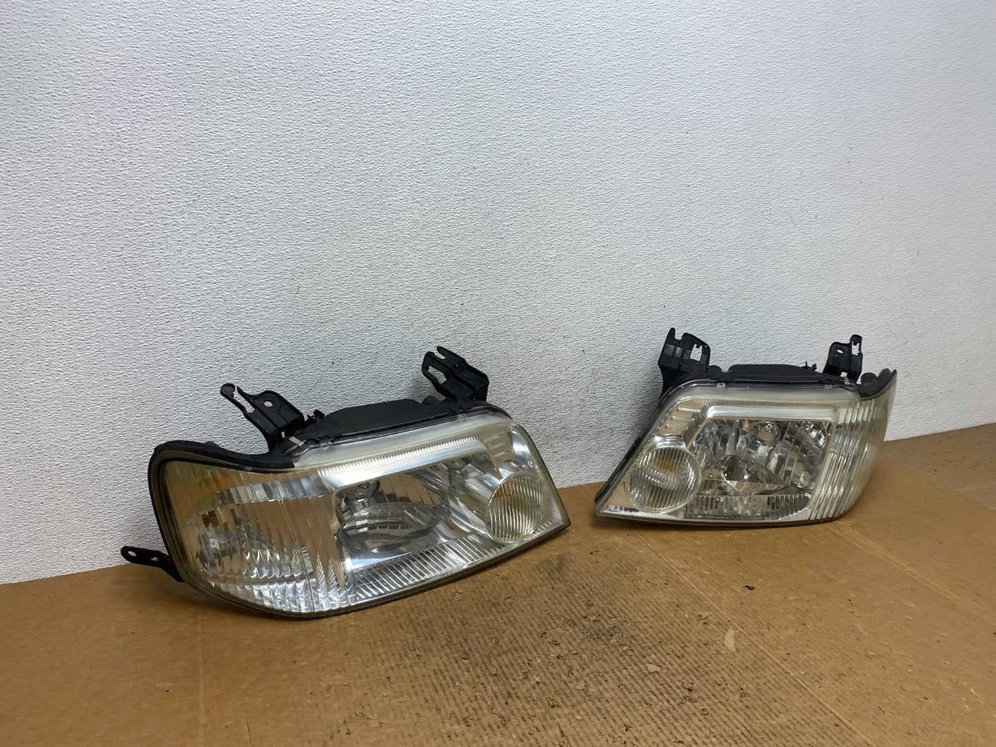 2005 to 2007 Mercury Mariner Left+Right Side Halogen Headlights AE1664 DW2
