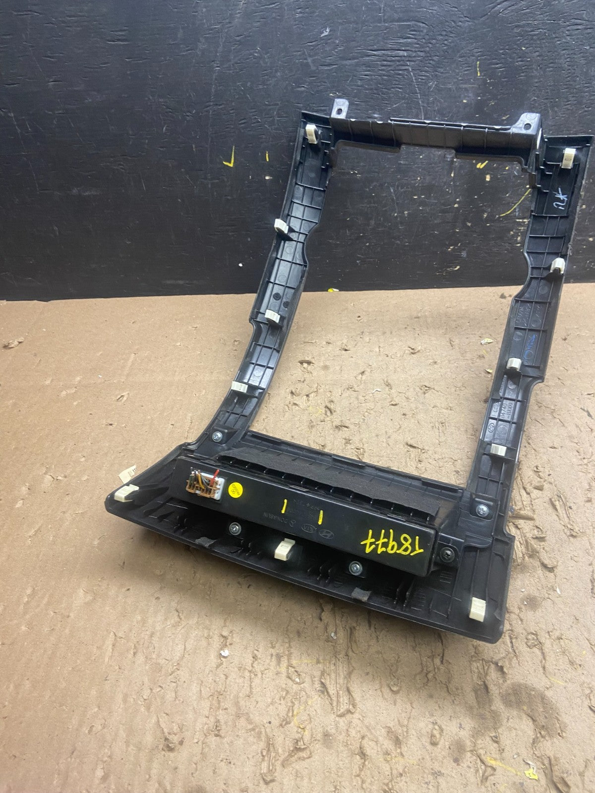 2011 to 2013 Kia Sorento Center Radio Climate Control Clock Trim T8977 DG4