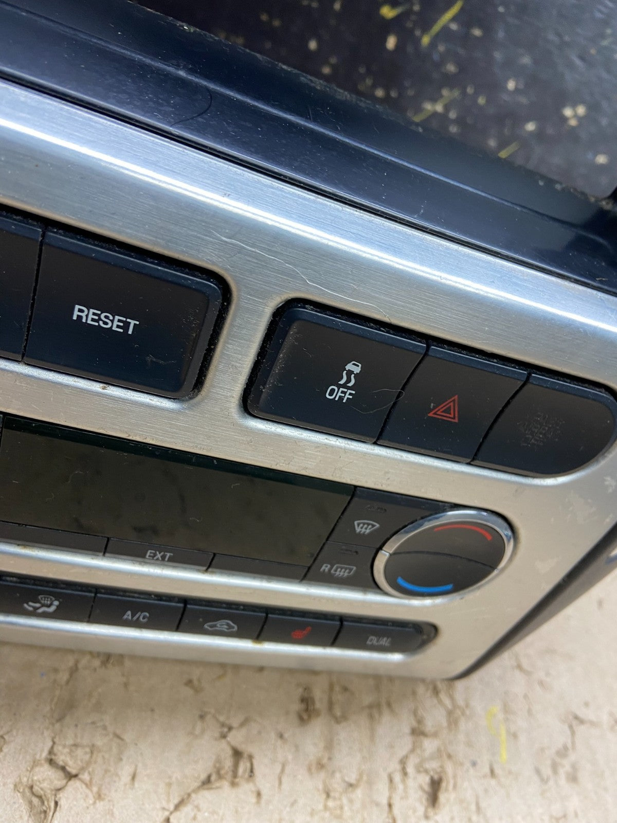 2007 - 2010 Ford Edge Heater Climate Control Radio Control Dash Bezel X6447 DG2