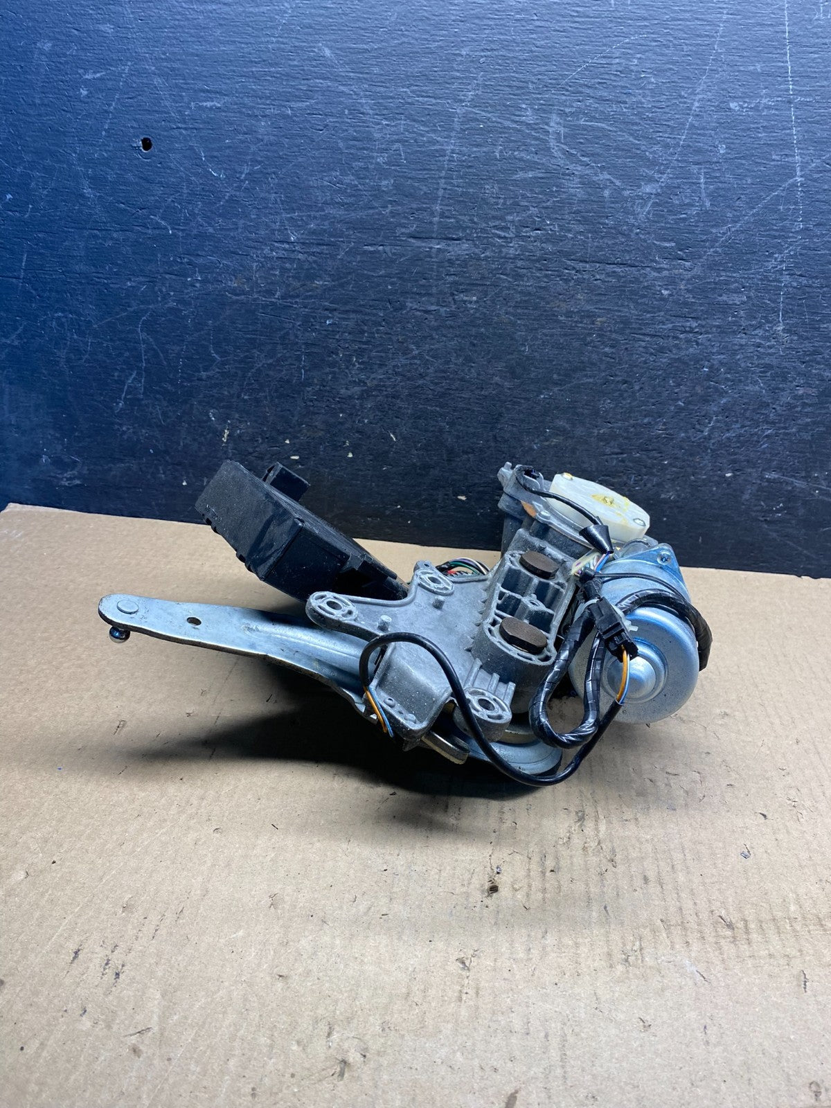 GMC Acadia Yukon Tahoe Rear Trunk Liftgate Power Motor Actuator AH4650 DG2