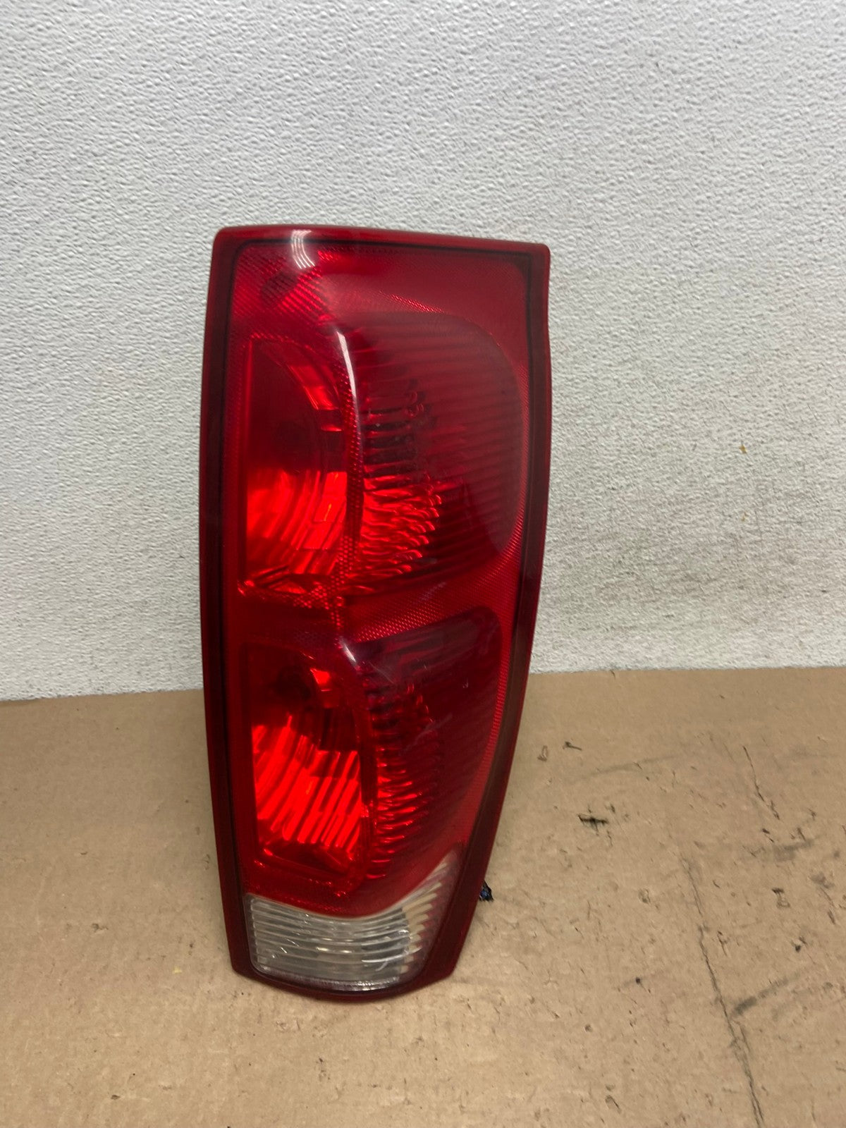 2002 - 2006 Chevrolet Avalanche Right Passenger Rh Side Tail Light AG5625 LK0