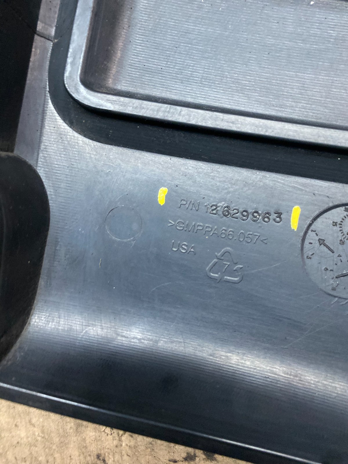 2007 to 2008 GMC Acadia 3.6L VVT Engine Cover Shield OEM v4219 DG8