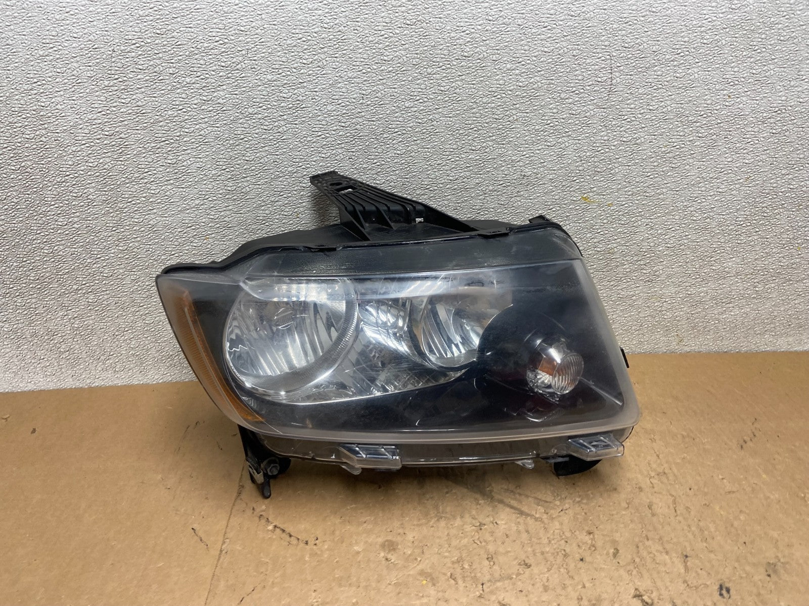 2011-2013 Jeep Grand Cherokee Right Passenger Halogen Headlight Z9340 DW0