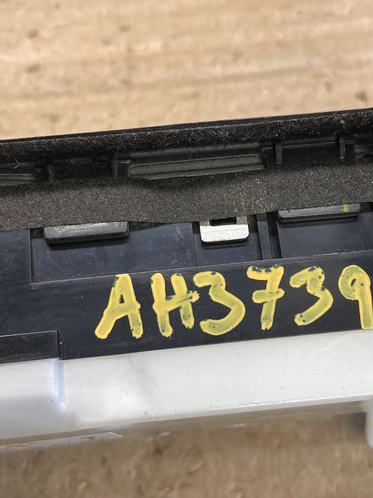 2010 - 2012 Infiniti G35 G37 Radio Player Screen Panel Bezel AH3739 DG8