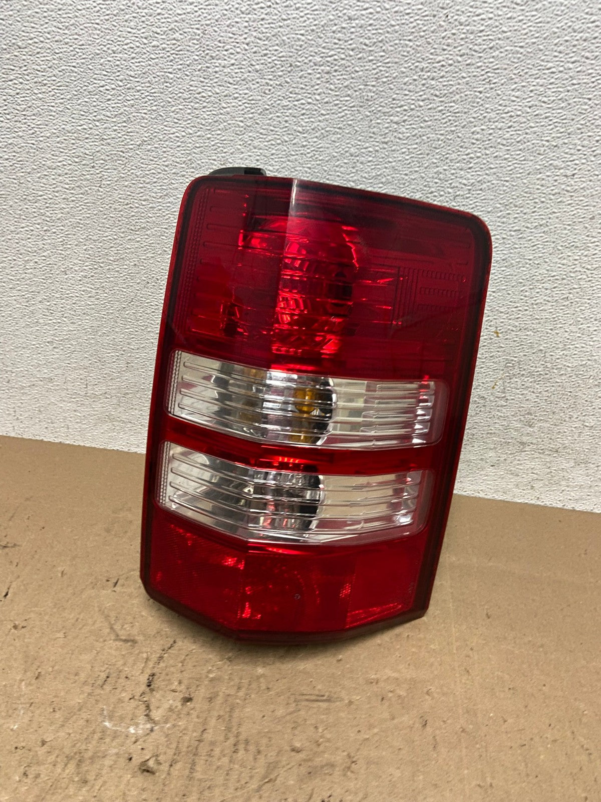 2008 to 2012 Jeep Liberty Right Passenger RH Side Tail Light AE6481 LK0