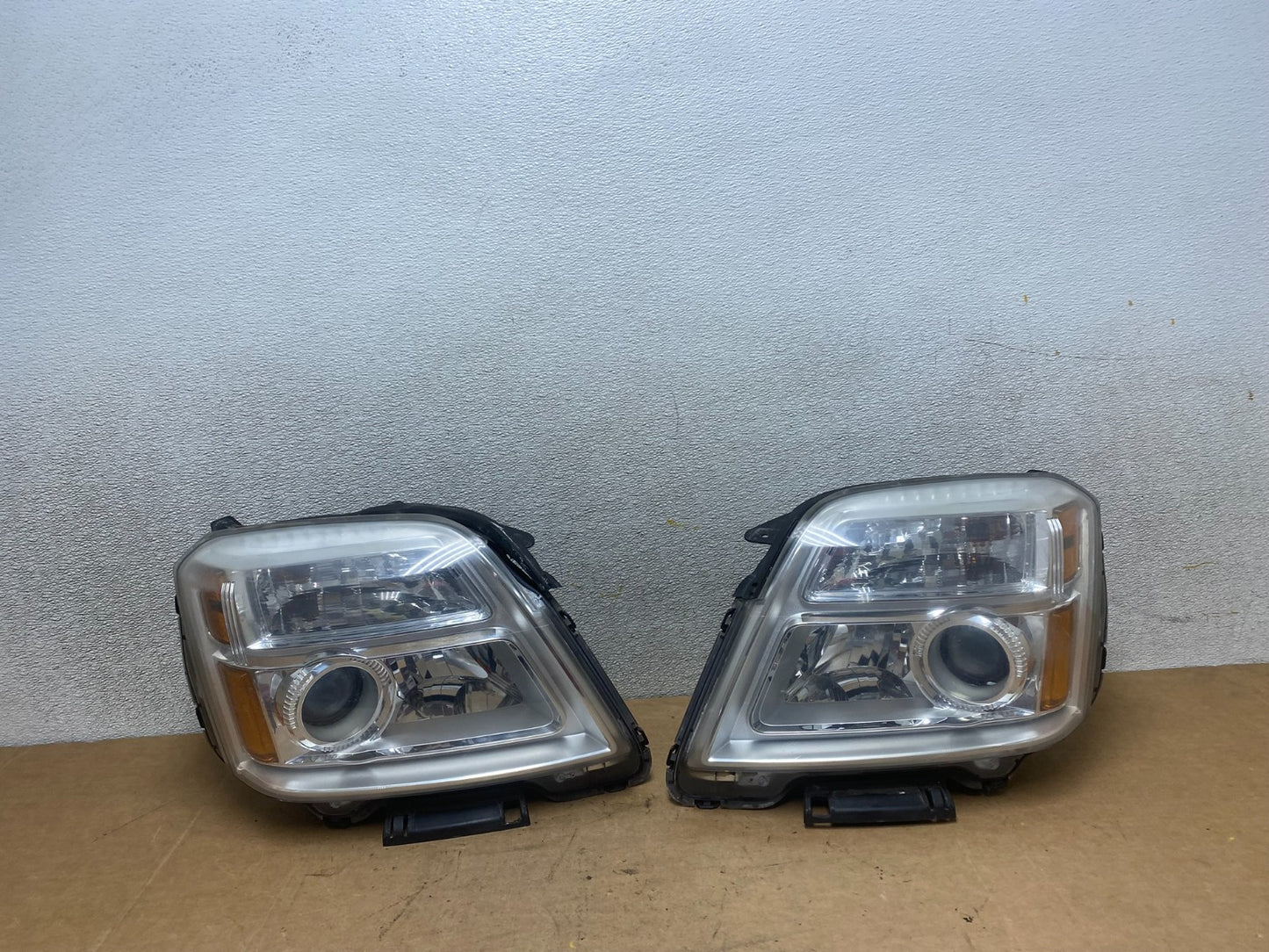 2010 to 2015 GMC Terrain Halogen Left+Right Side Headlights X4747 DW0
