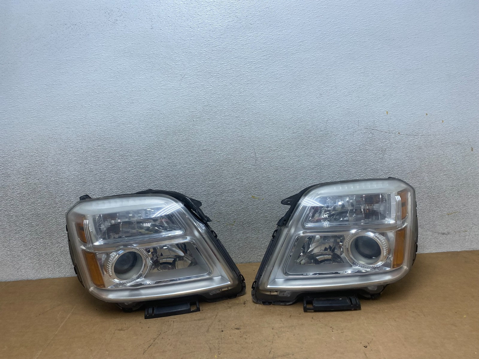 2010 to 2015 GMC Terrain Halogen Left+Right Side Headlights X4747 DW0