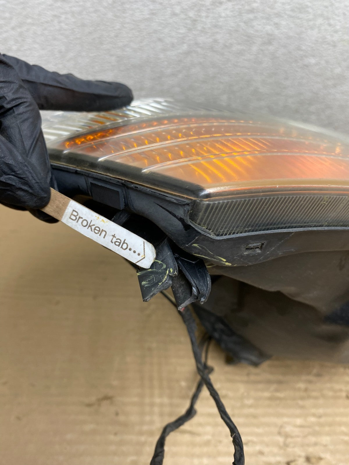 2000 to 2004 Mitsubishi Montero Pajero Right Passenger RH Headlight AG9054 DW4