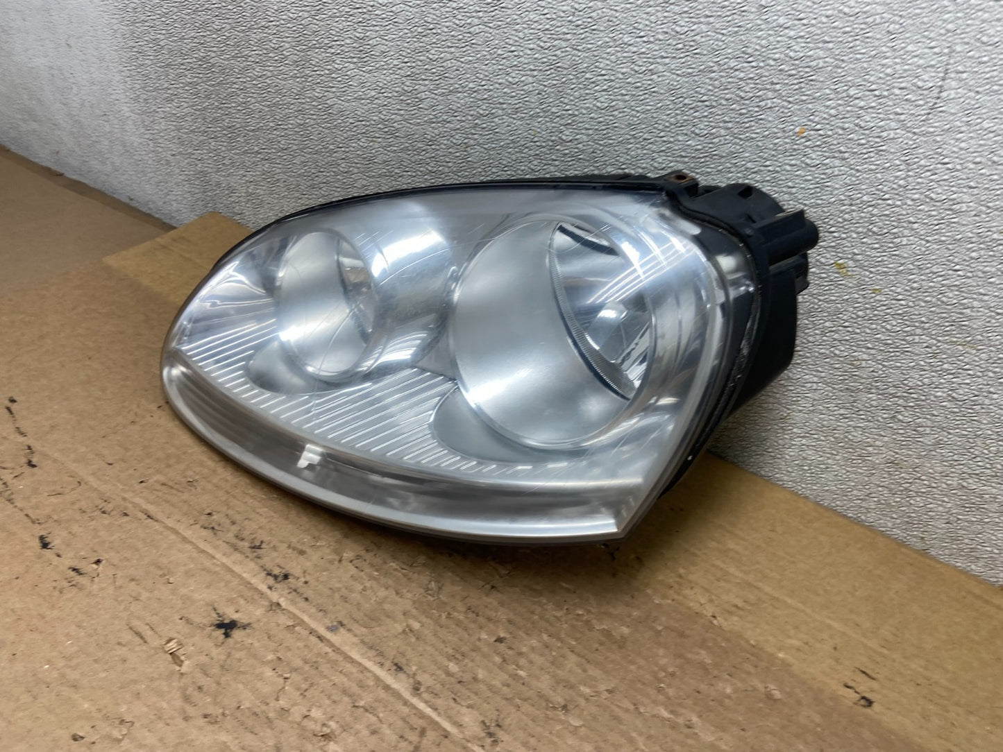 2005 to 2010 Volkswagen Jetta Left Driver LH Side Headlight Halogen AB3342 DW1