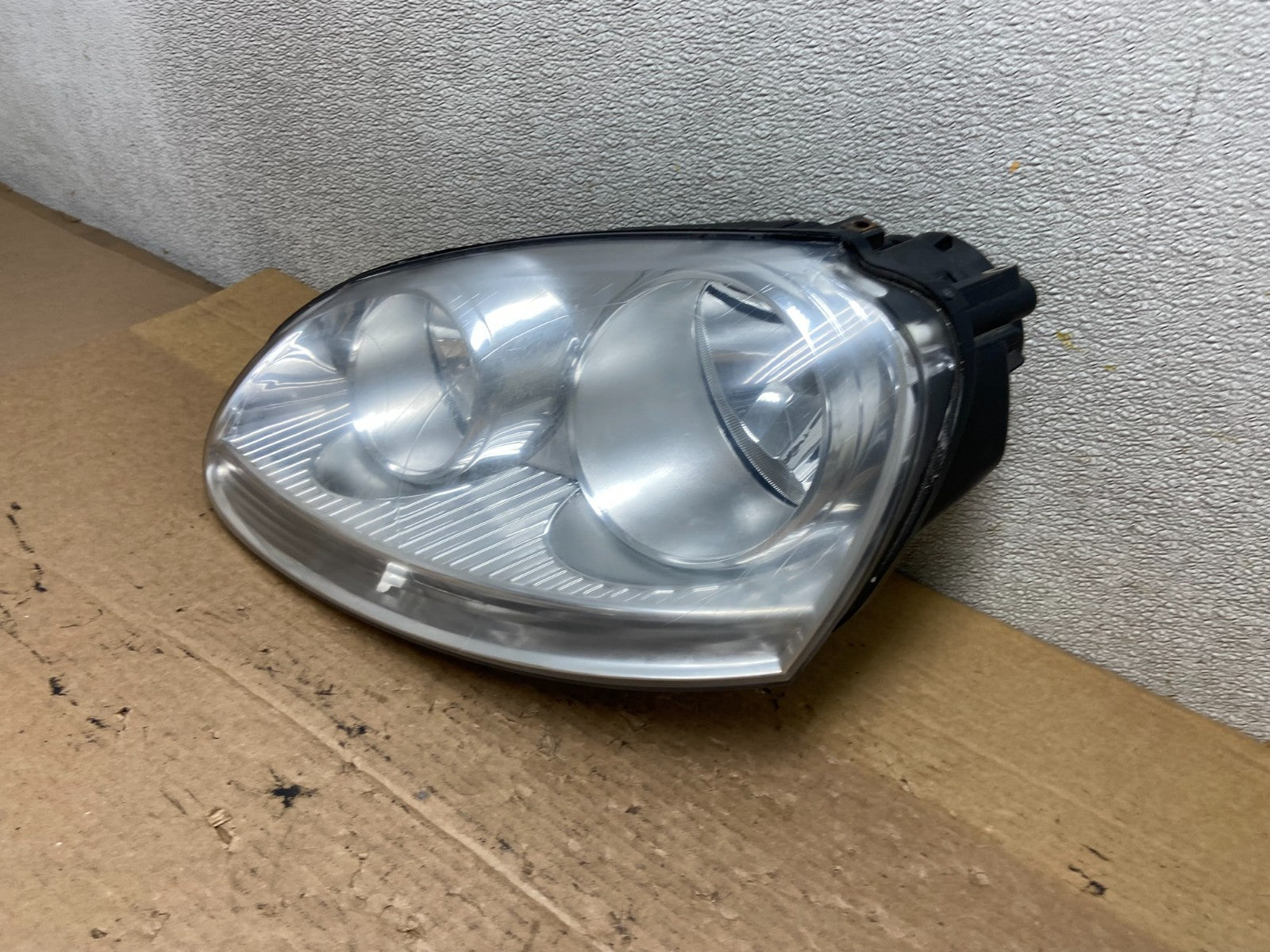 2005 to 2010 Volkswagen Jetta Left Driver LH Side Headlight Halogen AB3342 DW1