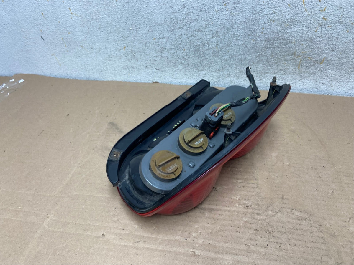 2002 2003 2004 Jeep Liberty Right Passenger Rh Side Tail Light AH9495 LK7